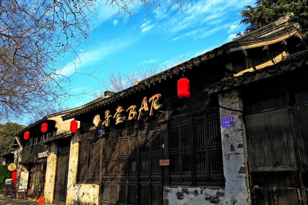 逃离违建房屋